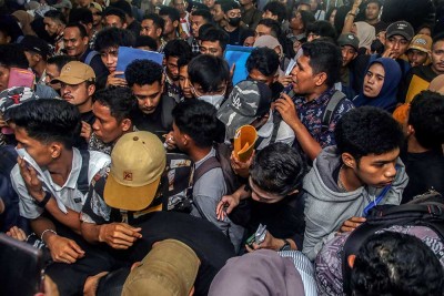 Ribuan Pencari Kerja Berdesak-desakan Saat Job Fair 2025 di Maluku
