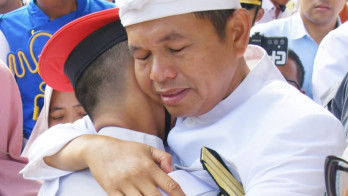 Tangisan Pecah Saat KDM Angkat Siswa yang Tak Dijemput Orang Tua