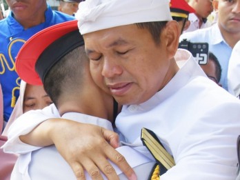 Tangisan Pecah Saat KDM Angkat Siswa yang Tak Dijemput Orang Tua