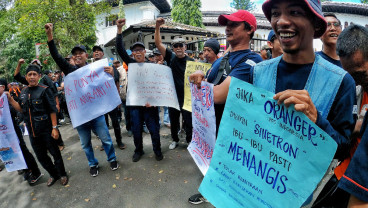 Ribuan Karyawan dan Pensiunan PT Pos Indonesia Gelar Aksi Menuntut Hak-Hak Pekerja