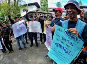 Ribuan Karyawan dan Pensiunan PT Pos Indonesia Gelar Aksi Menuntut Hak-Hak Pekerja