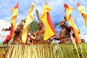 Warga Suku Dayak Ikuti Pawai Budaya Pekan Gawai Dayak (PGD) Kalbar