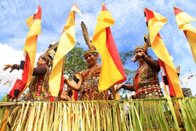 Warga Suku Dayak Ikuti Pawai Budaya Pekan Gawai Dayak (PGD) Kalbar