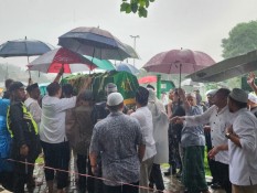 Pemakaman Suami Najwa Shihab Diguyur Hujan Deras
