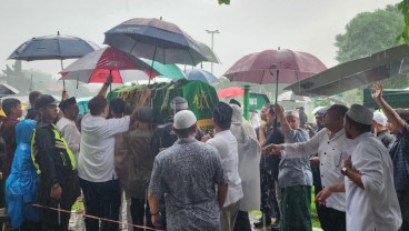 Pemakaman Suami Najwa Shihab Diguyur Hujan Deras