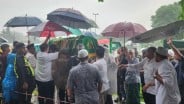 Pemakaman Suami Najwa Shihab Diguyur Hujan Deras