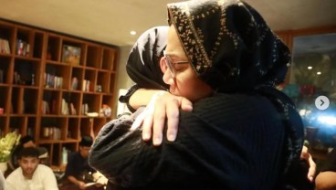 Pelukan Sri Mulyani ke Najwa Shihab, Duka Cita Mendalam Atas Wafatnya Suami