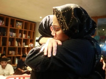 Pelukan Sri Mulyani ke Najwa Shihab, Duka Cita Mendalam Atas Wafatnya Suami
