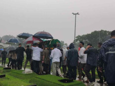 Hujan Deras Iringi Pemakaman Suami Najwa Shihab di TPU Jeruk Purut