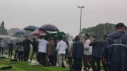 Hujan Deras Iringi Pemakaman Suami Najwa Shihab di TPU Jeruk Purut