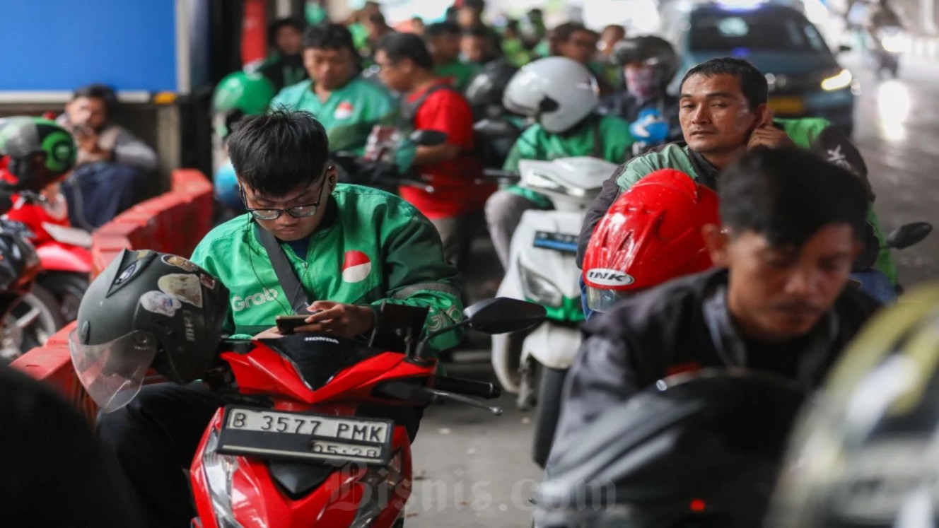 Online motorcycle taxi (ojol) drivers wait for passengers near Lebak Bulus MRT Station, Jakarta, Monday (5/5/2025). Bisnis/Himawan L Nugraha