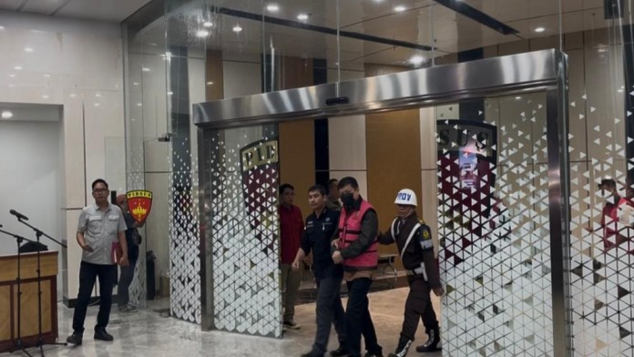 Potret Bos Sritex Iwan Lukminto Pakai Rompi Tahanan Kejagung