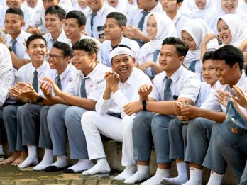 Dedi Mulyadi 'KDM' Vs KPAI Soal Kirim Siswa ke Barak Militer