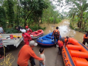 Warga Dievakuasi Akibat Banjir Luapan Sungai Citanduy Tasikmalaya