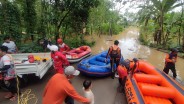 Warga Dievakuasi Akibat Banjir Luapan Sungai Citanduy Tasikmalaya