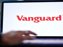 Aksi Kompak Vanguard & BlackRock di Saham ADRO pada 2025