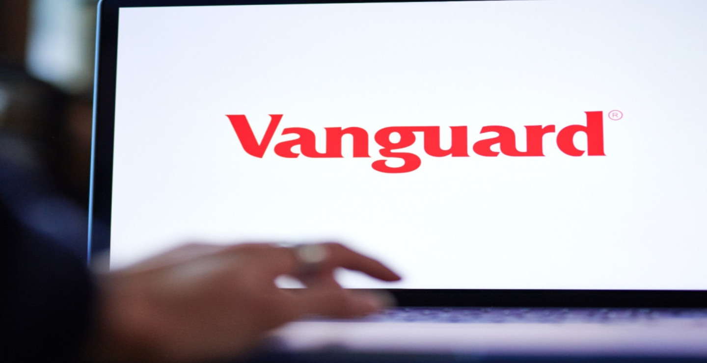Aksi Kompak Vanguard & BlackRock di Saham ADRO pada 2025