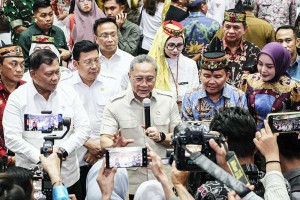 Menko Pangan Zulkifli Hasan Sosialisasikan Prosedur Pembentukan Koperasi Desa Merah Putih