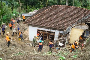 Tim SAR Lakukan Pencarian Korban Tanah Longsor di Jawa Timur