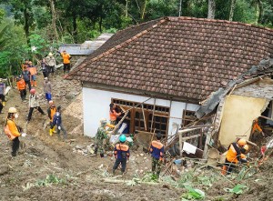 Tim SAR Lakukan Pencarian Korban Tanah Longsor di Jawa Timur