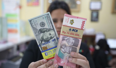 Rupiah Ditutup Perkasa ke Level Rp16.327,5 per Dolar AS