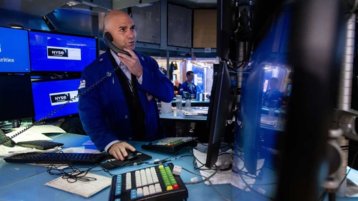Wall Street Melemah Usai DPR AS Sahkan RUU Pajak