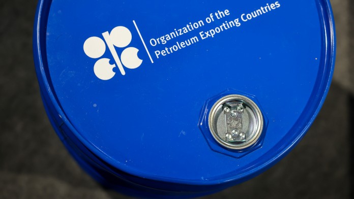 Harga Minyak Melemah usai OPEC+ Bahas Kenaikan Produksi
