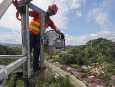 PREMIUM WRAP-UP: Peta Persaingan Internet Rumah 2025 yang Makin Gurih hingga Saham Alfamart (AMRT) jadi Sasaran Investor Asing