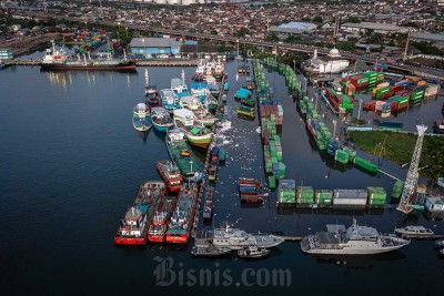 Pagar Pembatas Dermaga Jebol, Pelabuhan Tanjung Emas Tergenang Rob