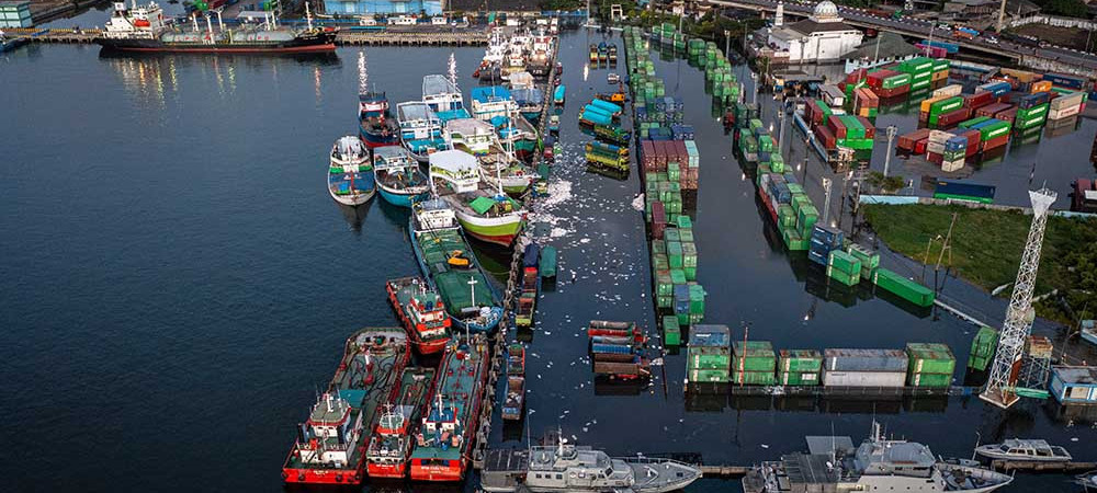 Pagar Pembatas Dermaga Jebol, Pelabuhan Tanjung Emas Tergenang Rob