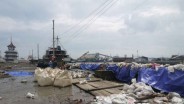 Bukan Tanggul, Pagar Panel di Pelabuhan Tanjung Emas Roboh Terkena Rob