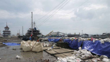Bukan Tanggul, Pagar Panel di Pelabuhan Tanjung Emas Roboh Terkena Rob