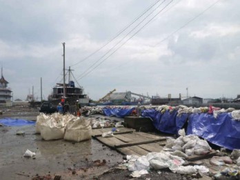 Bukan Tanggul, Pagar Panel di Pelabuhan Tanjung Emas Roboh Terkena Rob