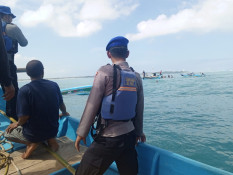 Perahu Nelayan Terbalik Dihantam Ombak di Garut, 10 Korban Selamat Dievakuasi