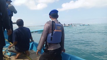 Perahu Nelayan Terbalik Dihantam Ombak di Garut, 10 Korban Selamat Dievakuasi
