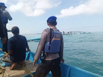 Perahu Nelayan Terbalik Dihantam Ombak di Garut, 10 Korban Selamat Dievakuasi