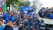 Bandung Lautan Biru, Orang Tua hingga Balita Tumpah Ruah Sambut Persib Juara