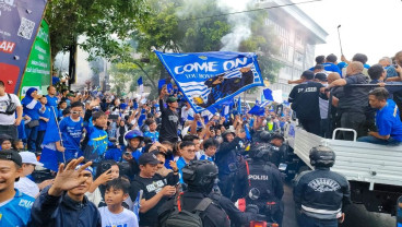 Bandung Lautan Biru, Orang Tua hingga Balita Tumpah Ruah Sambut Persib Juara