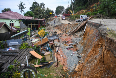 Jalan Amblas di Poros Samarinda-Balikpapan