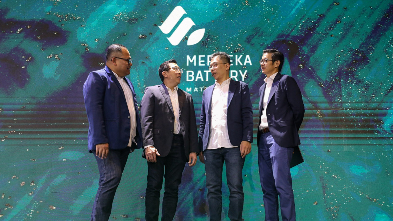 Presiden Direktur PT Merdeka Battery Materials Tbk. (MBMA) Devin Ridwan (kedua kanan) berbincang dengan Presiden Direktur PT Indo Premier Sekuritas Moleonoto The (kanan), Direktur PT Trimegah Sekuritas Indonesia Tbk. David Agus (kedua kiri), dan  Corporate Secretary MBMA Deny Greviartana Wijaya seusai paparan publik di Jakarta, Kamis (30/3). Bisnis/Arief Hermawan P.