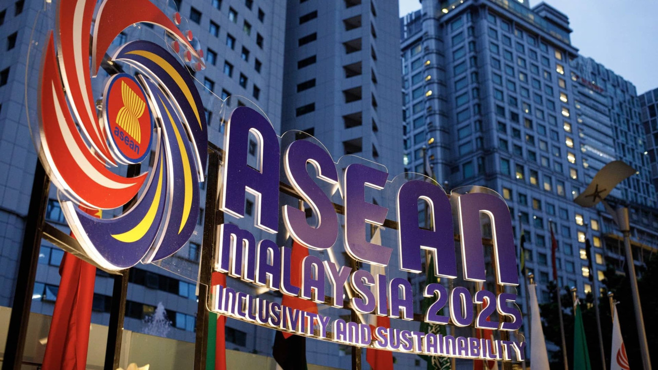Papan tanda untuk logo KTT Perhimpunan Bangsa-Bangsa Asia Tenggara (ASEAN) ke-46 di Kuala Lumpur, Malaysia, pada hari Senin, 26 Mei 2025. (Samsul Said/Bloomberg)