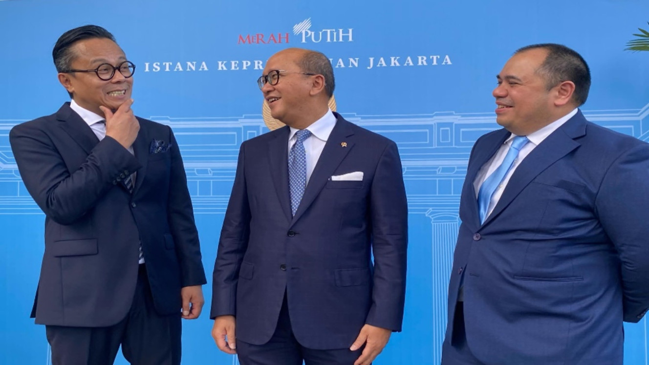 (From left to right) Danantara Chief Operating Officer (COO) for Operations Dony Oskaria, Danantara Chief Executive Officer (CEO) Rosan Perkasa Roeslani, and COO for Investment Pandu Patria Sjahrir after witnessing the launch of Daya Anagata Nusantara (Danantara) at the Central Courtyard of the Merdeka Palace, Monday (24/2/2025). Photo: Akbar Evandio