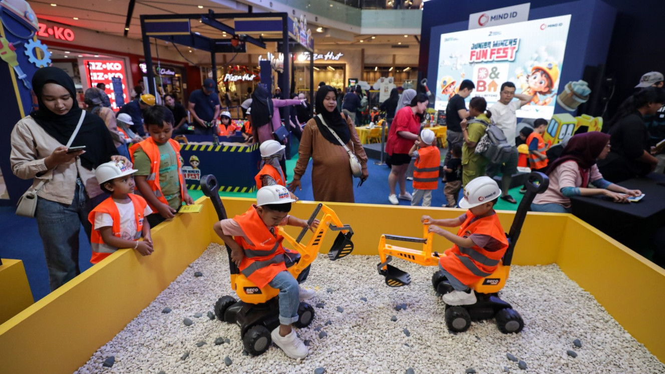 Sejumlah anak bermain pada ajang Junior Miners Fun Fest 2025 yang digelar MIND ID di Jakarta, Sabtu (3/5/2025)./Bisnis/Arief Hermawan P