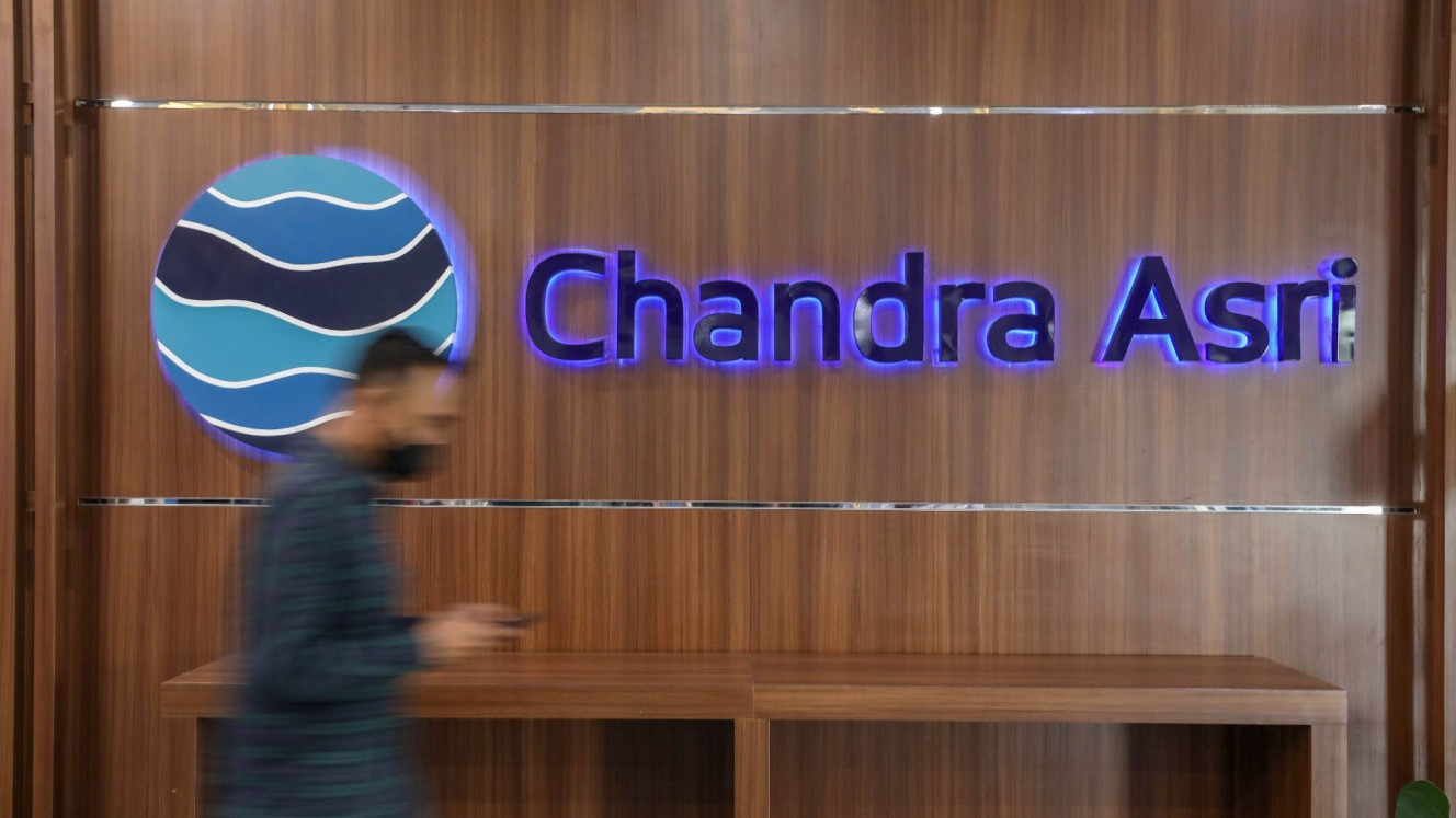 Pekerja beraktivitas didepan logo PT Chandra Asri Petrochemical Tbk. (TPIA) di Cilegon, Banten, belum lama ini./Bisnis/Eusebio Chrysnamurti