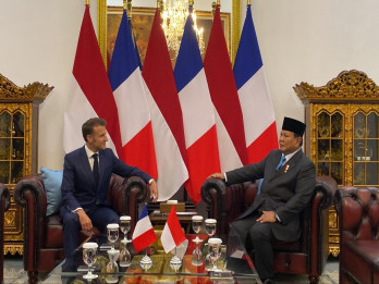 Momen Presiden Macron Terkesima Lukisan Bung Karno di Ruangan Prabowo