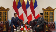 Momen Presiden Macron Terkesima Lukisan Bung Karno di Ruangan Prabowo
