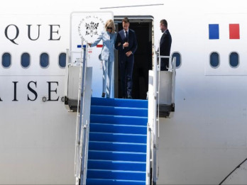 Macron dan Istri Pilih Jalan Kaki ke Ruang VIP Saat Tiba di Yogyakarta