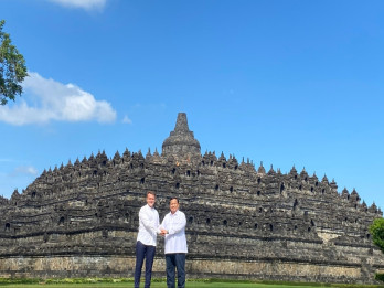 Ketika Presiden Prabowo Antar Macron dan Brigitte Menyusuri Borobudur