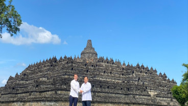 Senyum, Kagum dan Momen Kecil Macron di Candi Agung Borobudur