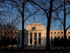 Sinyal The Fed Tahan Suku Bunga, Menanti Efek Kebijakan Tarif Impor